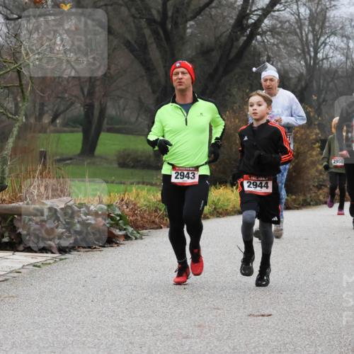 08.12.2024 - St. Pauli X-Mass-Run No. 14 Strokosch-Dieckow http://msf.ph/oto/7501756 08.12.2024 09:49:23 Laufen 14, 2943, 2944, 2958, 1202, 2762 meine-sportfotos.de