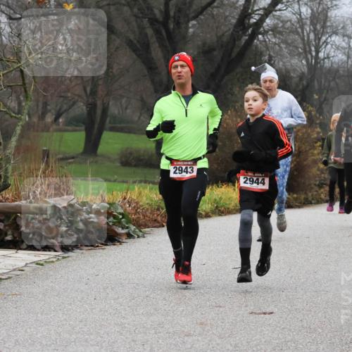 08.12.2024 - St. Pauli X-Mass-Run No. 14 Strokosch-Dieckow http://msf.ph/oto/7501758 08.12.2024 09:49:23 Laufen 14, 2943, 2944, 2762, 1202 meine-sportfotos.de