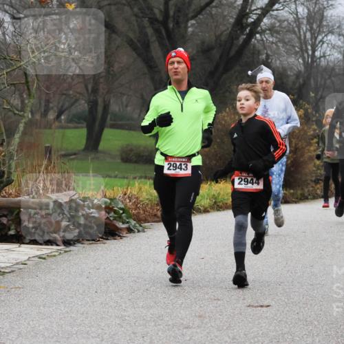08.12.2024 - St. Pauli X-Mass-Run No. 14 Strokosch-Dieckow http://msf.ph/oto/7501762 08.12.2024 09:49:23 Laufen 2943, 2944, 1202, 2762 meine-sportfotos.de