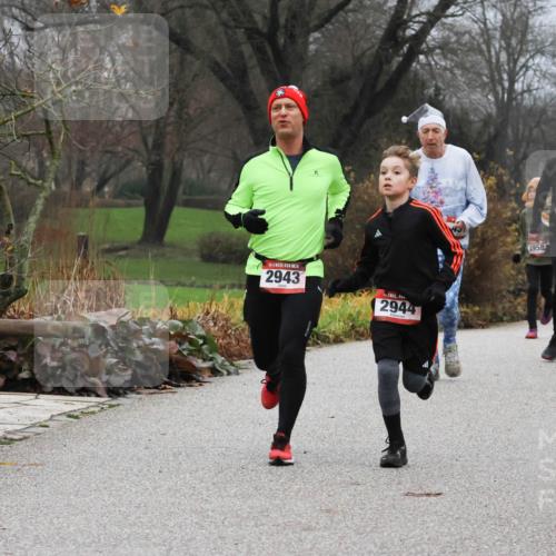 08.12.2024 - St. Pauli X-Mass-Run No. 14 Strokosch-Dieckow http://msf.ph/oto/7501766 08.12.2024 09:49:23 Laufen 2943, 2944, 2958, 1202, 2762 meine-sportfotos.de