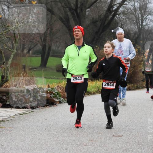 08.12.2024 - St. Pauli X-Mass-Run No. 14 Strokosch-Dieckow http://msf.ph/oto/7501768 08.12.2024 09:49:23 Laufen 2943, 2944, 431, 2958, 1202 meine-sportfotos.de
