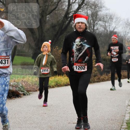 08.12.2024 - St. Pauli X-Mass-Run No. 14 Strokosch-Dieckow http://msf.ph/oto/7501790 08.12.2024 09:49:27 Laufen 431, 2958, 14, 1202, 2762, 909 meine-sportfotos.de