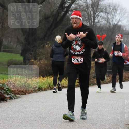 08.12.2024 - St. Pauli X-Mass-Run No. 14 Strokosch-Dieckow http://msf.ph/oto/7501809 08.12.2024 09:49:31 Laufen 14, 2762, 24, 248, 989 meine-sportfotos.de