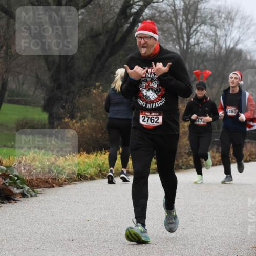 08.12.2024 - St. Pauli X-Mass-Run No. 14 Strokosch-Dieckow http://msf.ph/oto/7501811 08.12.2024 09:49:31 Laufen 14, 2762, 247, 2480, 989 meine-sportfotos.de