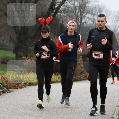 08.12.2024 - St. Pauli X-Mass-Run No. 14 Strokosch-Dieckow http://msf.ph/oto/7501821 08.12.2024 09:49:34 Laufen 2478, 14, 989, 738, 1802 meine-sportfotos.de