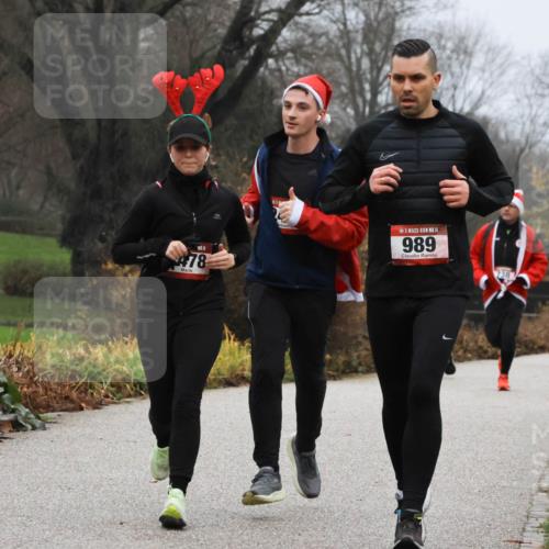 08.12.2024 - St. Pauli X-Mass-Run No. 14 Strokosch-Dieckow http://msf.ph/oto/7501835 08.12.2024 09:49:35 Laufen 14, 478, 14, 989, 738, 1802 meine-sportfotos.de