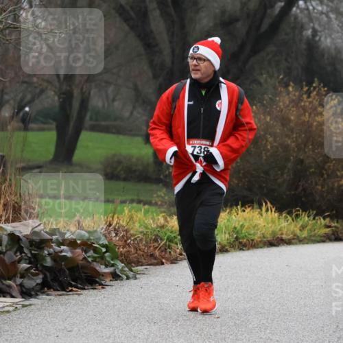 08.12.2024 - St. Pauli X-Mass-Run No. 14 Strokosch-Dieckow http://msf.ph/oto/7501853 08.12.2024 09:49:40 Laufen 738, 1802 meine-sportfotos.de