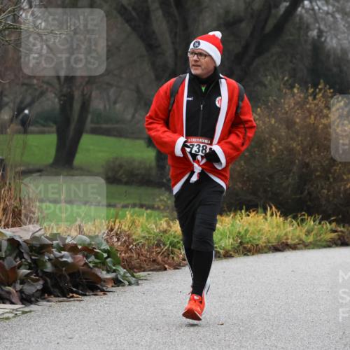 08.12.2024 - St. Pauli X-Mass-Run No. 14 Strokosch-Dieckow http://msf.ph/oto/7501857 08.12.2024 09:49:40 Laufen 738, 1802 meine-sportfotos.de
