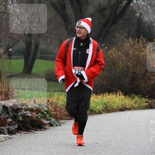 08.12.2024 - St. Pauli X-Mass-Run No. 14 Strokosch-Dieckow http://msf.ph/oto/7501864 08.12.2024 09:49:40 Laufen 14, 73, 1802 meine-sportfotos.de