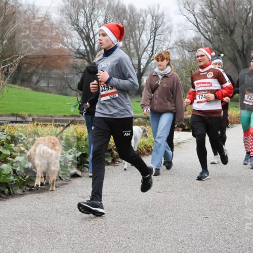 08.12.2024 - St. Pauli X-Mass-Run No. 14 Strokosch-Dieckow http://msf.ph/oto/7501977 08.12.2024 09:50:33 Laufen 3295, 3293, 174, 123, 123 meine-sportfotos.de