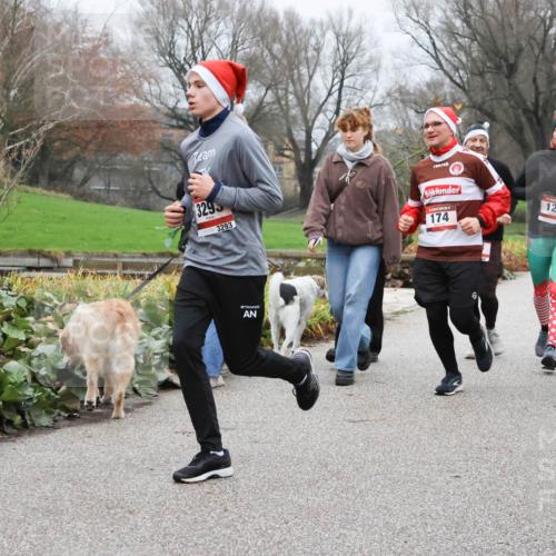 08.12.2024 - St. Pauli X-Mass-Run No. 14 Strokosch-Dieckow http://msf.ph/oto/7501980 08.12.2024 09:50:33 Laufen 3295, 3293, 174, 123, 123 meine-sportfotos.de