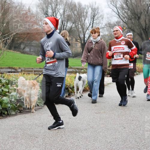 08.12.2024 - St. Pauli X-Mass-Run No. 14 Strokosch-Dieckow http://msf.ph/oto/7501981 08.12.2024 09:50:33 Laufen 329, 3293, 174, 8, 123, 123 meine-sportfotos.de