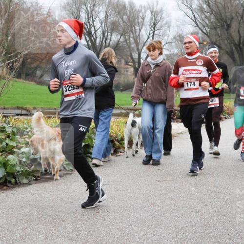 08.12.2024 - St. Pauli X-Mass-Run No. 14 Strokosch-Dieckow http://msf.ph/oto/7501982 08.12.2024 09:50:33 Laufen 3295, 3293, 174, 608, 608, 123, 123 meine-sportfotos.de