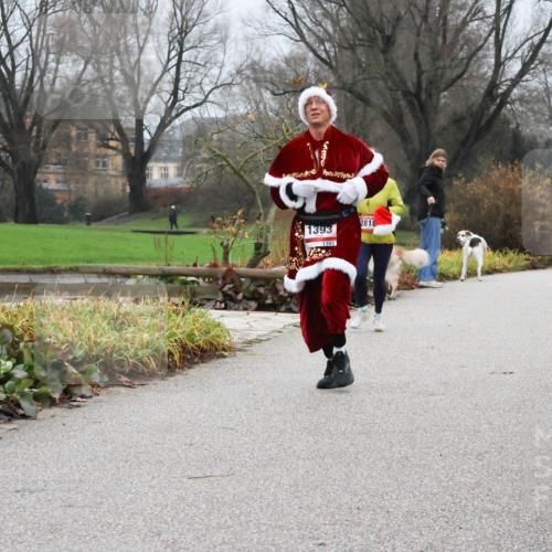 08.12.2024 - St. Pauli X-Mass-Run No. 14 Strokosch-Dieckow http://msf.ph/oto/7502014 08.12.2024 09:50:52 Laufen 1393, 1393, 2818 meine-sportfotos.de