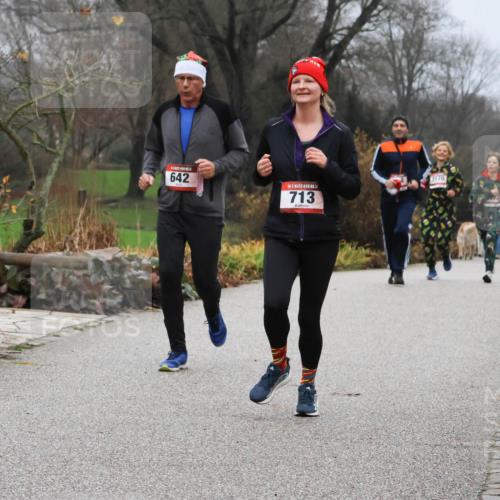 08.12.2024 - St. Pauli X-Mass-Run No. 14 Strokosch-Dieckow http://msf.ph/oto/7502050 08.12.2024 09:51:14 Laufen 642, 14, 713, 3170 meine-sportfotos.de