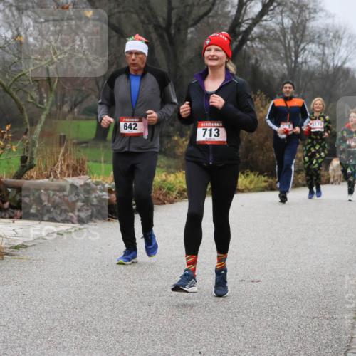 08.12.2024 - St. Pauli X-Mass-Run No. 14 Strokosch-Dieckow http://msf.ph/oto/7502051 08.12.2024 09:51:14 Laufen 642, 14, 713, 3170, 19 meine-sportfotos.de