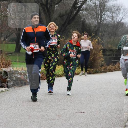 08.12.2024 - St. Pauli X-Mass-Run No. 14 Strokosch-Dieckow http://msf.ph/oto/7502056 08.12.2024 09:51:18 Laufen 34, 484, 170, 3170, 3172, 3172, 190, 3093 meine-sportfotos.de