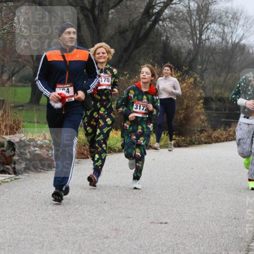 08.12.2024 - St. Pauli X-Mass-Run No. 14 Strokosch-Dieckow http://msf.ph/oto/7502057 08.12.2024 09:51:18 Laufen 24, 484, 170, 3170, 3172, 3172, 190, 3093 meine-sportfotos.de