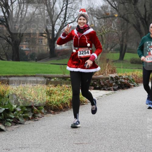 08.12.2024 - St. Pauli X-Mass-Run No. 14 Strokosch-Dieckow http://msf.ph/oto/7502073 08.12.2024 09:51:32 Laufen 14, 3254, 200, 1750, 345 meine-sportfotos.de