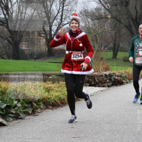 08.12.2024 - St. Pauli X-Mass-Run No. 14 Strokosch-Dieckow http://msf.ph/oto/7502074 08.12.2024 09:51:33 Laufen 14, 3254, 1750, 345 meine-sportfotos.de