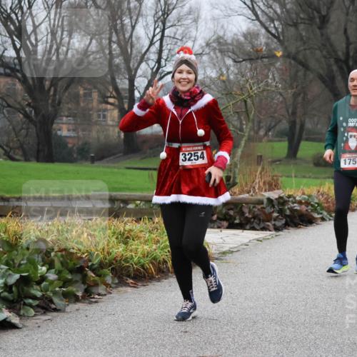 08.12.2024 - St. Pauli X-Mass-Run No. 14 Strokosch-Dieckow http://msf.ph/oto/7502075 08.12.2024 09:51:33 Laufen 3254, 1750, 345 meine-sportfotos.de