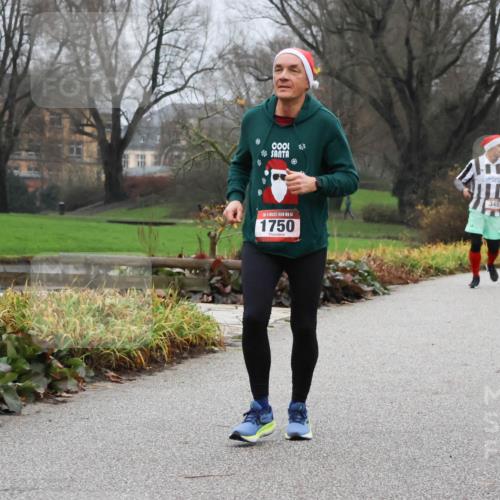 08.12.2024 - St. Pauli X-Mass-Run No. 14 Strokosch-Dieckow http://msf.ph/oto/7502078 08.12.2024 09:51:34 Laufen 14, 1750, 345 meine-sportfotos.de