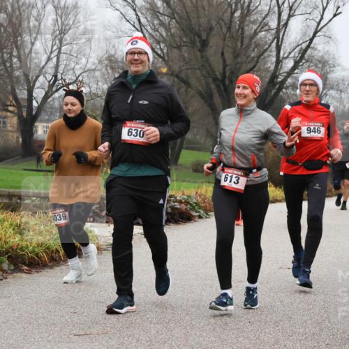 08.12.2024 - St. Pauli X-Mass-Run No. 14 Strokosch-Dieckow http://msf.ph/oto/7502100 08.12.2024 09:51:49 Laufen 3039, 630, 14, 613, 946, 3260, 223 meine-sportfotos.de