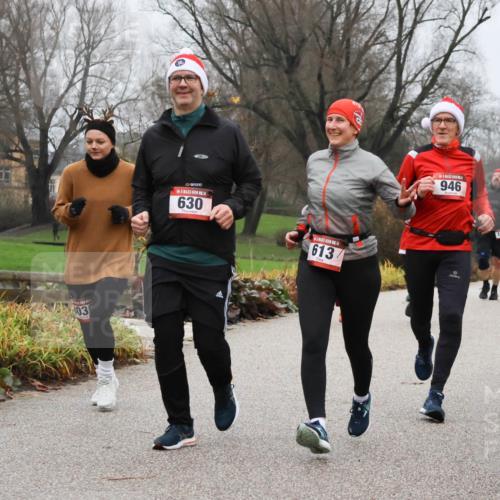 08.12.2024 - St. Pauli X-Mass-Run No. 14 Strokosch-Dieckow http://msf.ph/oto/7502101 08.12.2024 09:51:49 Laufen 03, 630, 14, 613, 946, 3260 meine-sportfotos.de