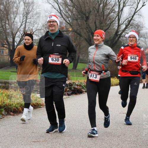 08.12.2024 - St. Pauli X-Mass-Run No. 14 Strokosch-Dieckow http://msf.ph/oto/7502102 08.12.2024 09:51:50 Laufen 039, 14, 630, 613, 946, 784, 3260 meine-sportfotos.de