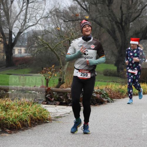 08.12.2024 - St. Pauli X-Mass-Run No. 14 Strokosch-Dieckow http://msf.ph/oto/7502131 08.12.2024 09:52:00 Laufen 259, 1585, 334 meine-sportfotos.de