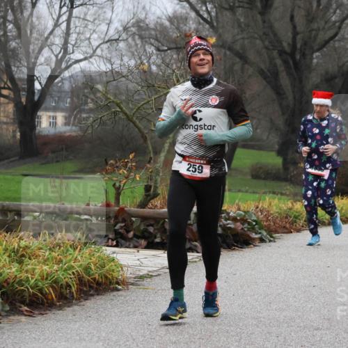 08.12.2024 - St. Pauli X-Mass-Run No. 14 Strokosch-Dieckow http://msf.ph/oto/7502133 08.12.2024 09:52:00 Laufen 14, 259, 2334 meine-sportfotos.de