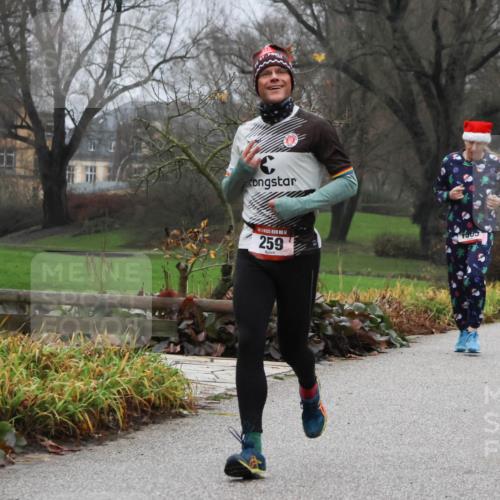 08.12.2024 - St. Pauli X-Mass-Run No. 14 Strokosch-Dieckow http://msf.ph/oto/7502137 08.12.2024 09:52:00 Laufen 14, 259, 2334 meine-sportfotos.de