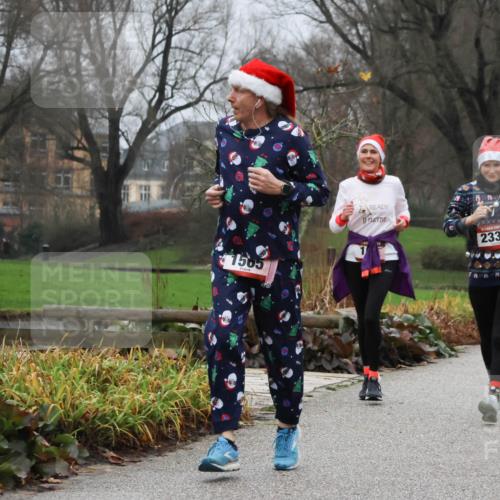 08.12.2024 - St. Pauli X-Mass-Run No. 14 Strokosch-Dieckow http://msf.ph/oto/7502138 08.12.2024 09:52:03 Laufen 1505, 2334, 2302 meine-sportfotos.de