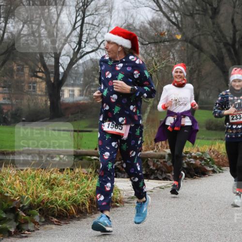 08.12.2024 - St. Pauli X-Mass-Run No. 14 Strokosch-Dieckow http://msf.ph/oto/7502141 08.12.2024 09:52:03 Laufen 1565, 2334, 2302 meine-sportfotos.de