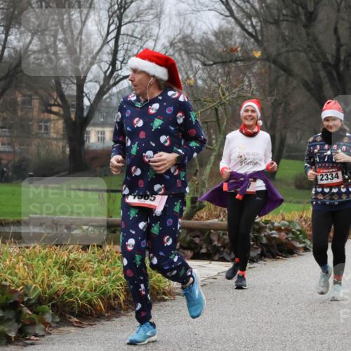 08.12.2024 - St. Pauli X-Mass-Run No. 14 Strokosch-Dieckow http://msf.ph/oto/7502144 08.12.2024 09:52:03 Laufen 1985, 822, 2334, 2302 meine-sportfotos.de
