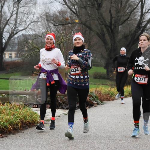 08.12.2024 - St. Pauli X-Mass-Run No. 14 Strokosch-Dieckow http://msf.ph/oto/7502151 08.12.2024 09:52:04 Laufen 1503, 2334, 2302, 14, 2371, 2, 1275 meine-sportfotos.de