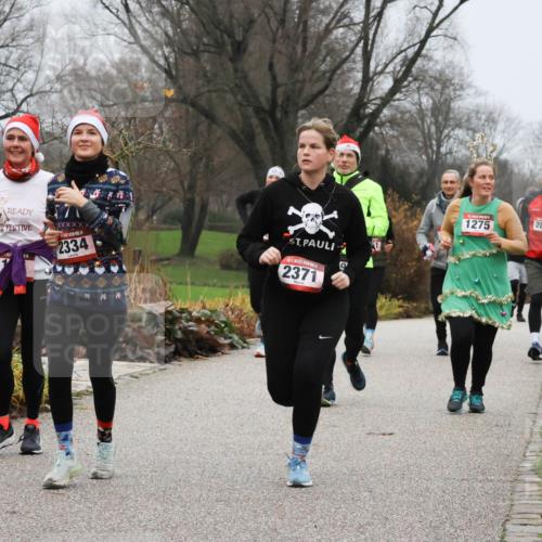 08.12.2024 - St. Pauli X-Mass-Run No. 14 Strokosch-Dieckow http://msf.ph/oto/7502153 08.12.2024 09:52:05 Laufen 2334, 2371, 1275, 282 meine-sportfotos.de
