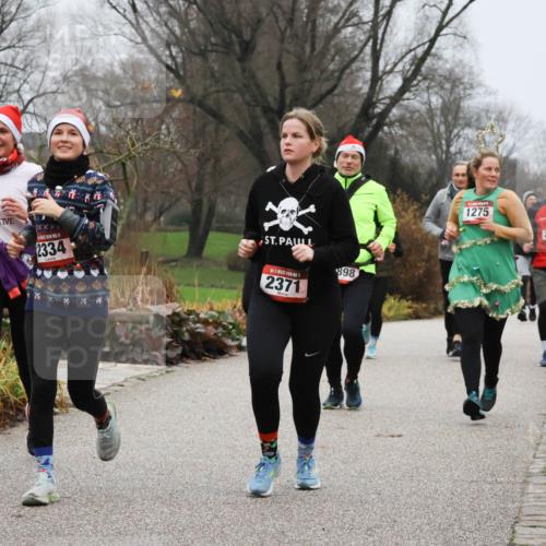 08.12.2024 - St. Pauli X-Mass-Run No. 14 Strokosch-Dieckow http://msf.ph/oto/7502157 08.12.2024 09:52:05 Laufen 18, 2334, 2371, 898, 1275, 2826 meine-sportfotos.de
