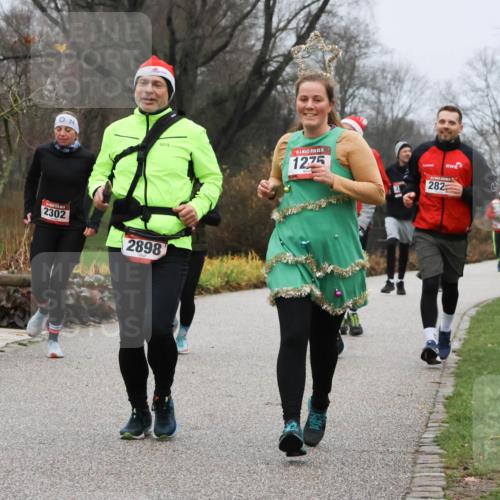 08.12.2024 - St. Pauli X-Mass-Run No. 14 Strokosch-Dieckow http://msf.ph/oto/7502158 08.12.2024 09:52:06 Laufen 14, 1275, 2302, 2898, 282 meine-sportfotos.de