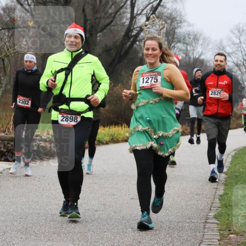 08.12.2024 - St. Pauli X-Mass-Run No. 14 Strokosch-Dieckow http://msf.ph/oto/7502160 08.12.2024 09:52:06 Laufen 2302, 2898, 14, 1275, 2826 meine-sportfotos.de