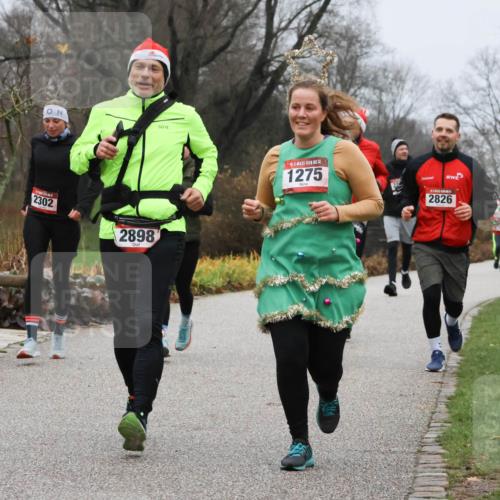 08.12.2024 - St. Pauli X-Mass-Run No. 14 Strokosch-Dieckow http://msf.ph/oto/7502162 08.12.2024 09:52:06 Laufen 2302, 2898, 14, 1275, 2826 meine-sportfotos.de