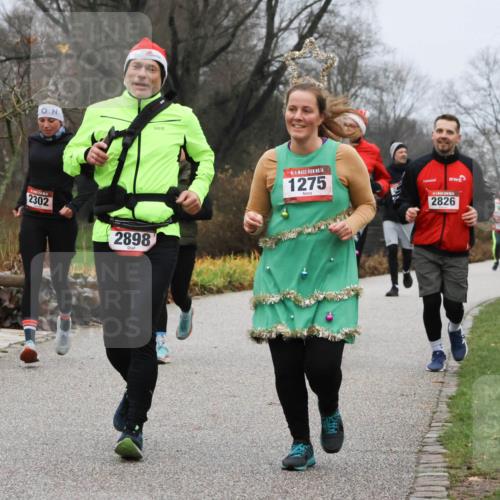 08.12.2024 - St. Pauli X-Mass-Run No. 14 Strokosch-Dieckow http://msf.ph/oto/7502164 08.12.2024 09:52:07 Laufen 2302, 2898, 14, 1275, 2826 meine-sportfotos.de