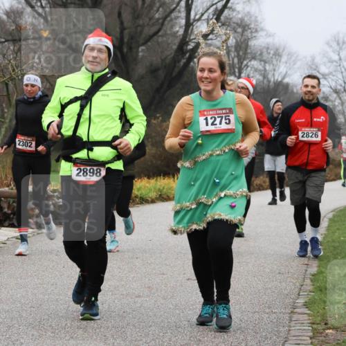 08.12.2024 - St. Pauli X-Mass-Run No. 14 Strokosch-Dieckow http://msf.ph/oto/7502165 08.12.2024 09:52:07 Laufen 2302, 2898, 14, 1275, 2826 meine-sportfotos.de