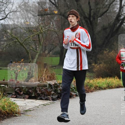 08.12.2024 - St. Pauli X-Mass-Run No. 14 Strokosch-Dieckow http://msf.ph/oto/7502194 08.12.2024 09:52:17 Laufen 178, 102, 2948 meine-sportfotos.de