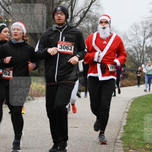 08.12.2024 - St. Pauli X-Mass-Run No. 14 Strokosch-Dieckow http://msf.ph/oto/7502229 08.12.2024 09:52:30 Laufen 14, 062, 14, 3063, 1912 meine-sportfotos.de