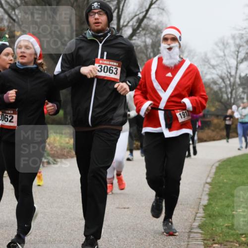 08.12.2024 - St. Pauli X-Mass-Run No. 14 Strokosch-Dieckow http://msf.ph/oto/7502230 08.12.2024 09:52:31 Laufen 14, 19, 062, 3063, 1912 meine-sportfotos.de
