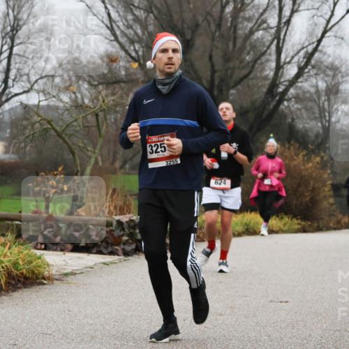 08.12.2024 - St. Pauli X-Mass-Run No. 14 Strokosch-Dieckow http://msf.ph/oto/7502234 08.12.2024 09:52:37 Laufen 325, 3255, 624 meine-sportfotos.de