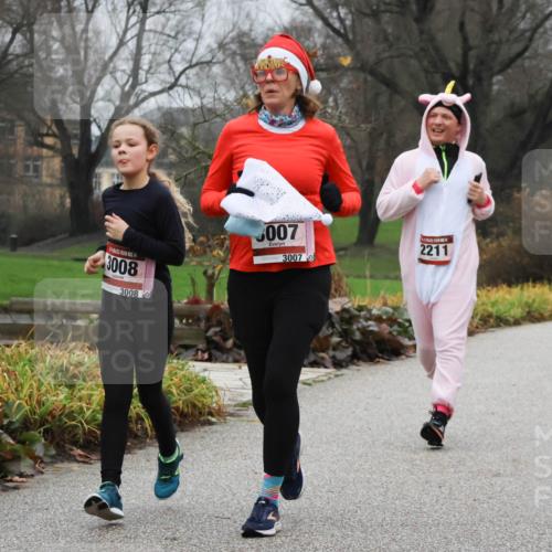 08.12.2024 - St. Pauli X-Mass-Run No. 14 Strokosch-Dieckow http://msf.ph/oto/7502265 08.12.2024 09:52:48 Laufen 3008, 3008, 007, 3007, 2211, 1021 meine-sportfotos.de