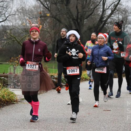 08.12.2024 - St. Pauli X-Mass-Run No. 14 Strokosch-Dieckow http://msf.ph/oto/7502268 08.12.2024 09:52:54 Laufen 14, 1021, 14, 1067, 2098, 278, 2093, 2093, 86 meine-sportfotos.de