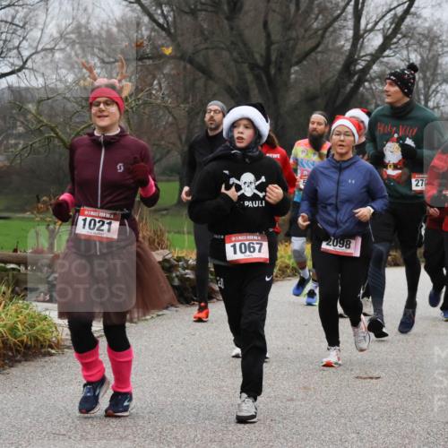 08.12.2024 - St. Pauli X-Mass-Run No. 14 Strokosch-Dieckow http://msf.ph/oto/7502270 08.12.2024 09:52:55 Laufen 14, 1021, 14, 1067, 2098, 278, 2093, 2093, 86 meine-sportfotos.de
